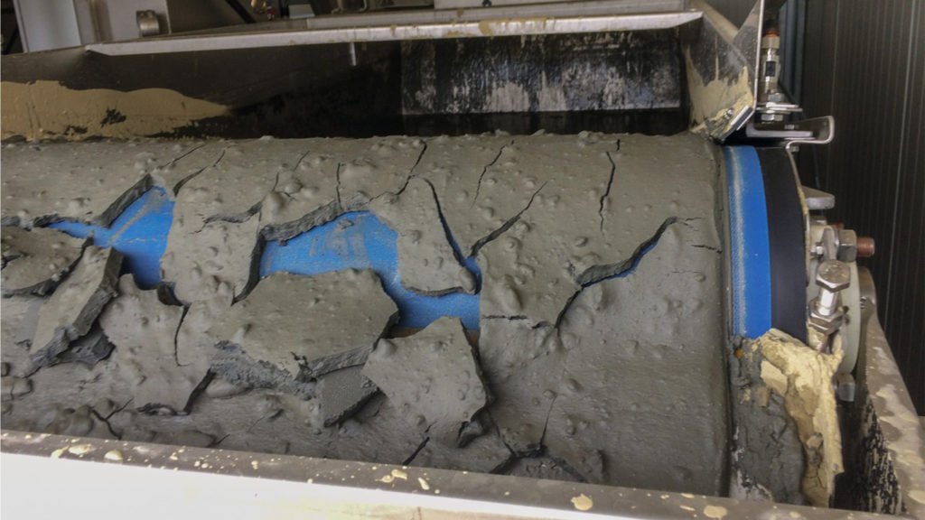 Chemical dewatering agents for mineral processing